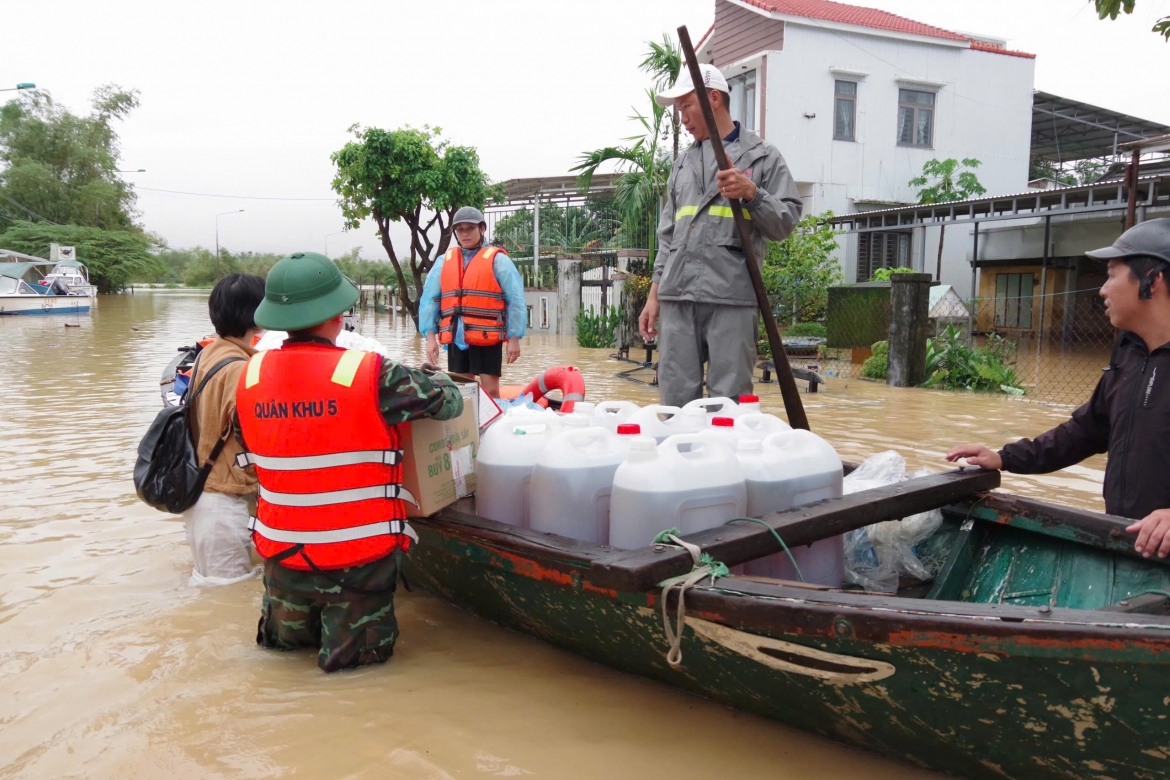 hon 12.000 can bo, chien si, dan quan Da nang ho tro nguoi dan vung lu hinh anh 3