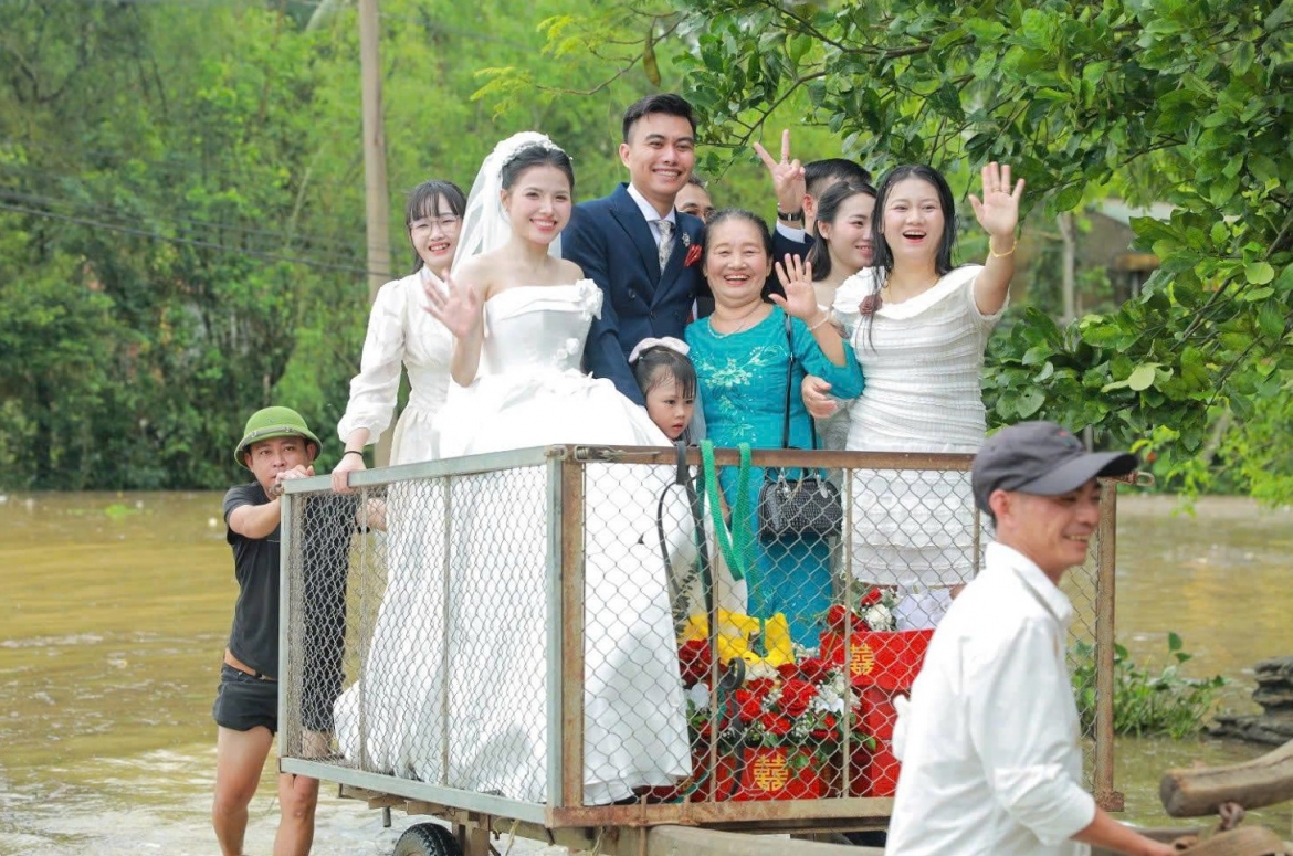 co dau chu re vuot lu tren xe bo trong ngay cuoi o nghe an hinh anh 1