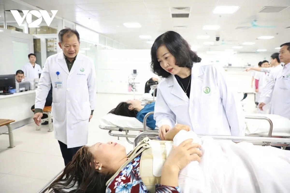 Bộ trưởng Bộ Y tế Đào Hồng Lan thăm hỏi người bệnh. Bộ trưởng Bộ Y tế Đào Hồng Lan thăm hỏi người bệnh.