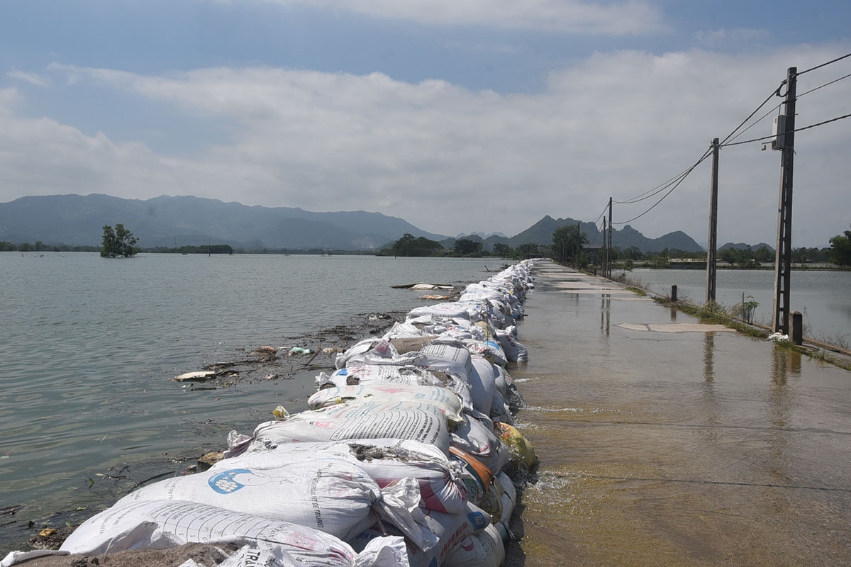 Nhân dân ven sông Bùi (Hà Nội) căng mình chống chọi lũ chồng lũ