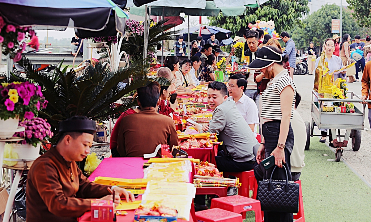 Bốc thăm ki - ốt kinh doanh sát khu vực Đền ông Hoàng Mười ở Nghệ An gây xôn xao