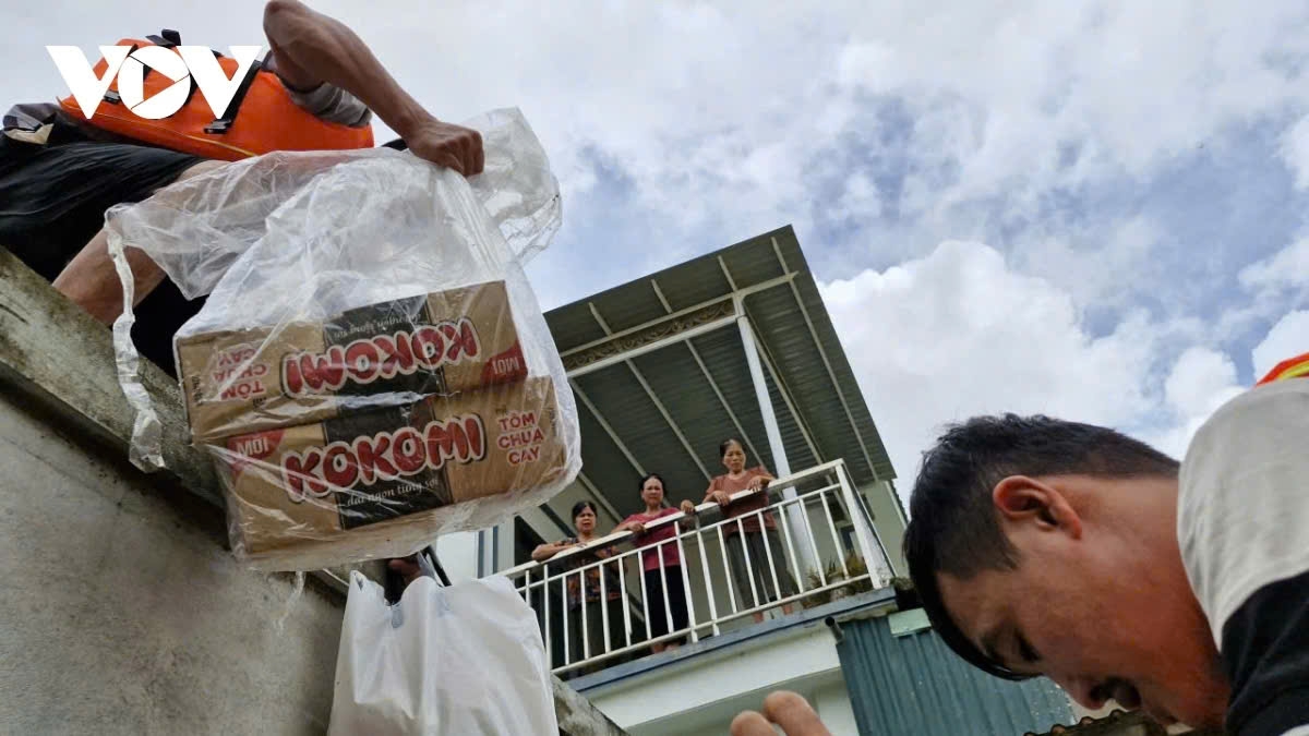 Chăm sóc dinh dưỡng cho mẹ và bé khi bão lũ