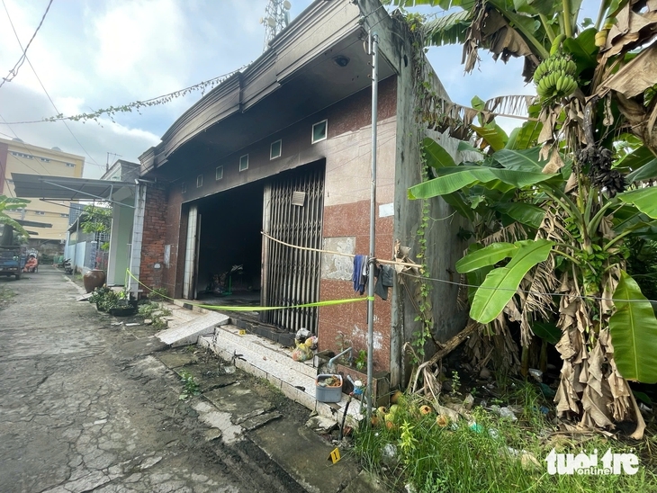 Đôi nam nữ đang ngủ trong nhà bị người đàn ông buộc cửa rồi đổ xăng đốt nhà