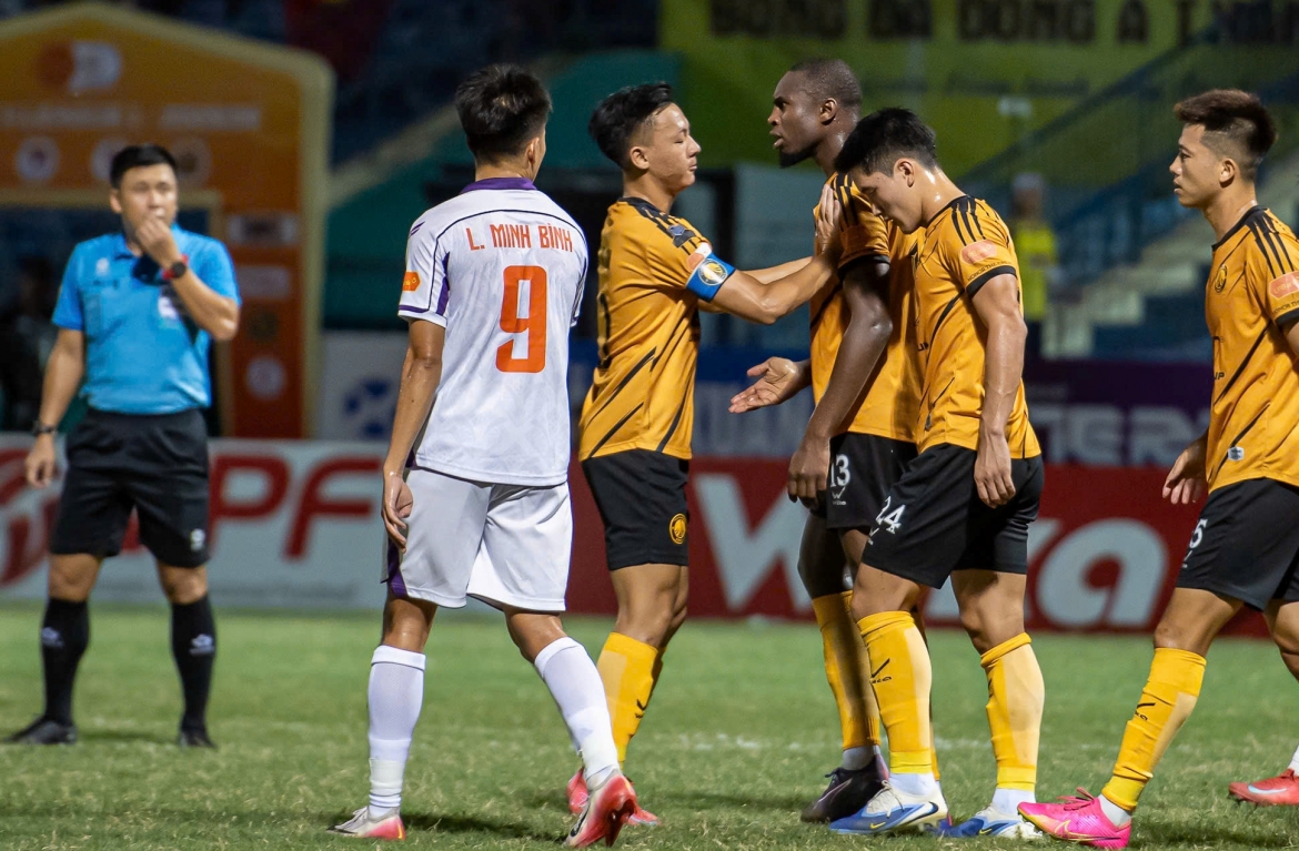 vong 8 v-league 2025 2026 cuoc chien cua nhom cam den do hinh anh 2