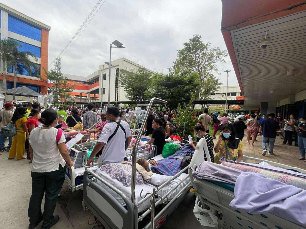 Dong dat philippines 2 nguoi thiet mang, xay ra hang tram du chan hinh anh 1