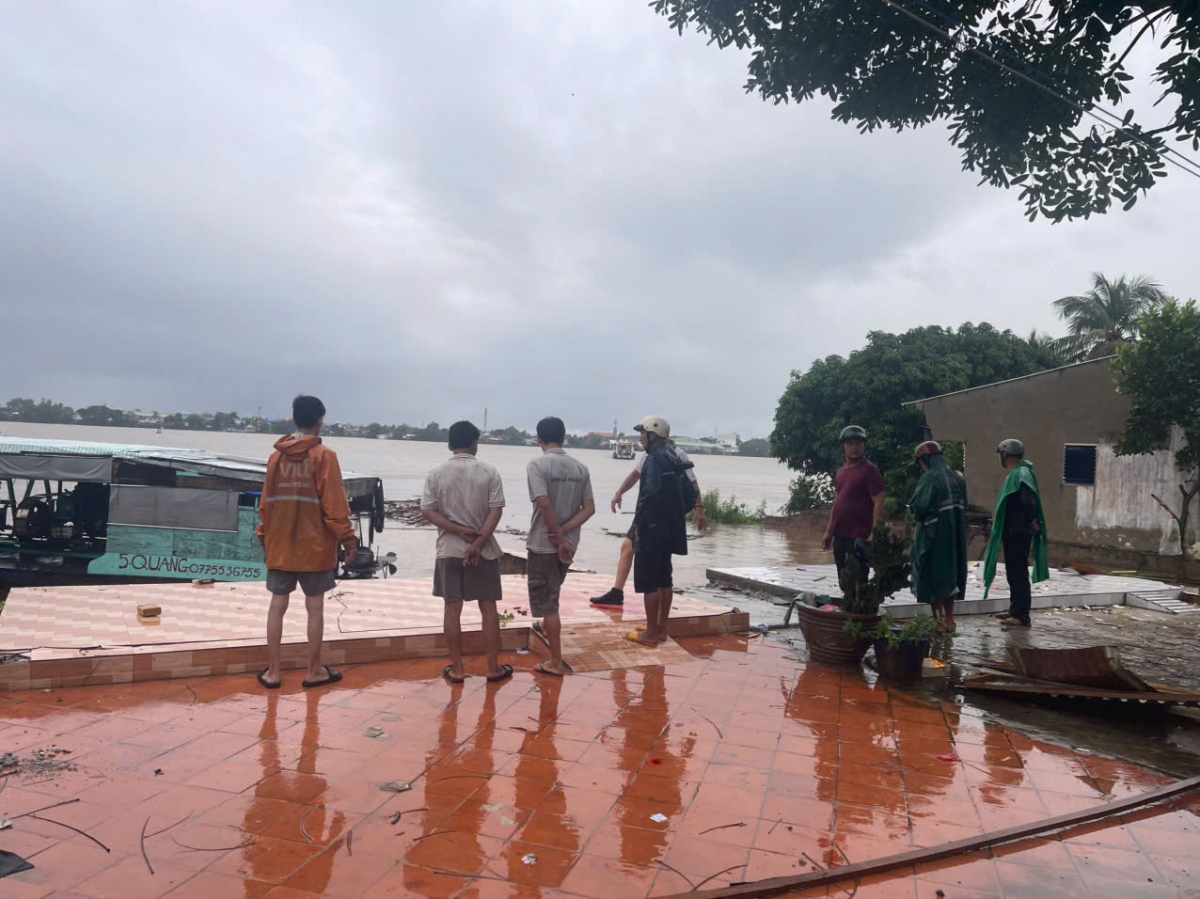 Tiếp tục xảy ra sạt lở tại xã Tân Long (Đồng Tháp), 4 nhà dân sụp xuống sông