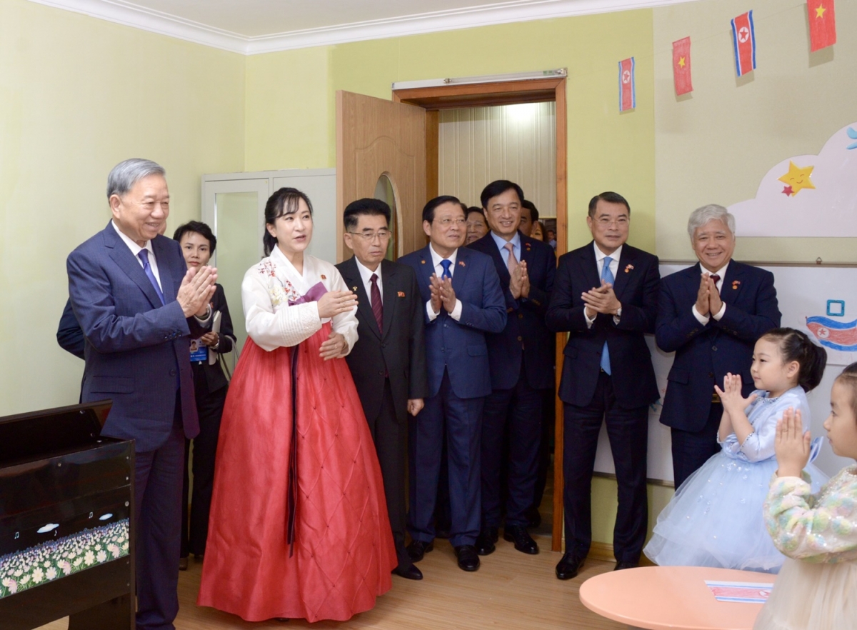 Tổng Bí thư thăm Trường mẫu giáo Kiêng Sang và lớp học mang tên Bác tại Triều Tiên