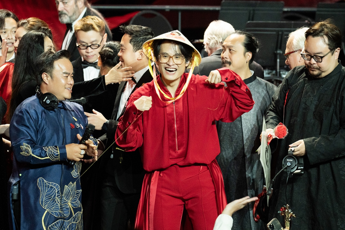 Dieu dac biet ha anh tuan lam sau khi hat nhac viet giua san khau oscar hinh anh 6