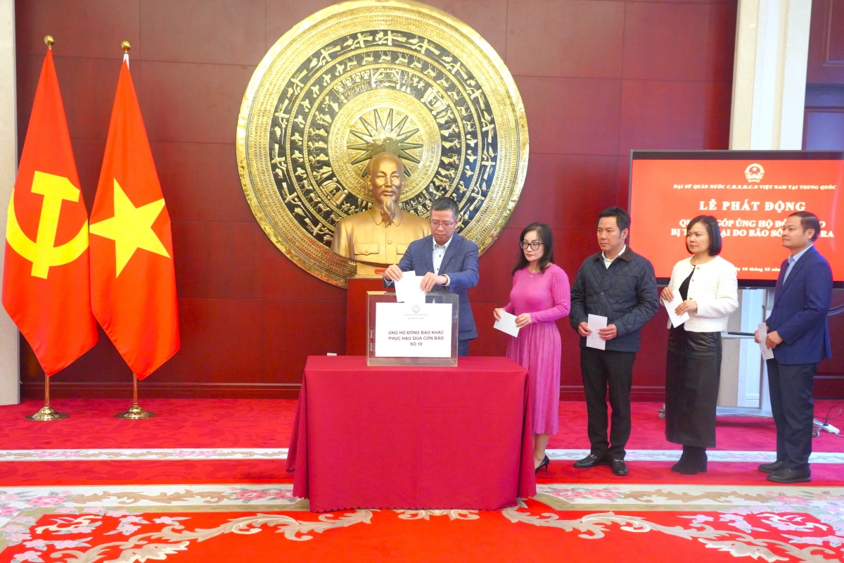 Đại sứ quán Việt Nam tại Trung Quốc quyên góp, ủng hộ khắc phục hậu quả bão lũ