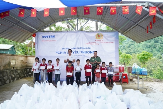 duy tan chia se yeu thuong tai cao bang hinh anh 1