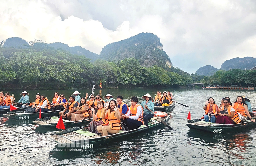 international famtrip delegation explores tourism products in ninh binh picture 1 international famtrip delegation explores tourism products in ninh binh picture 1