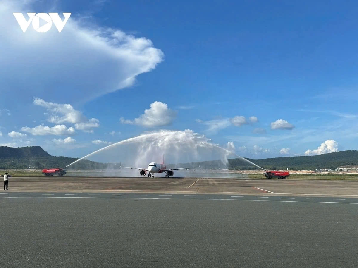 phu quoc welcomes 220 russian tourists as direct air route resumes picture 1 phu quoc welcomes 220 russian tourists as direct air route resumes picture 1