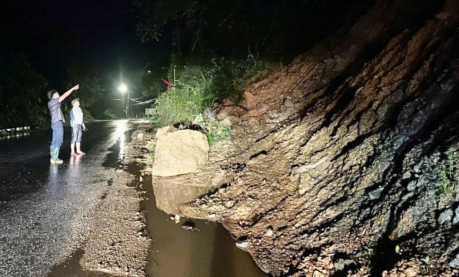 typhoon matmo impact widespread flooding engulfs northern vietnam picture 12