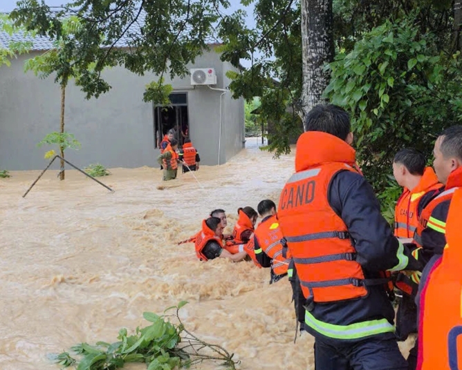 typhoon matmo impact widespread flooding engulfs northern vietnam picture 13