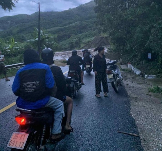typhoon matmo impact widespread flooding engulfs northern vietnam picture 7