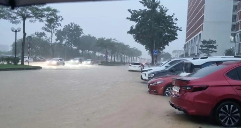 heavy overnight rain causes widespread flooding in hanoi picture 7