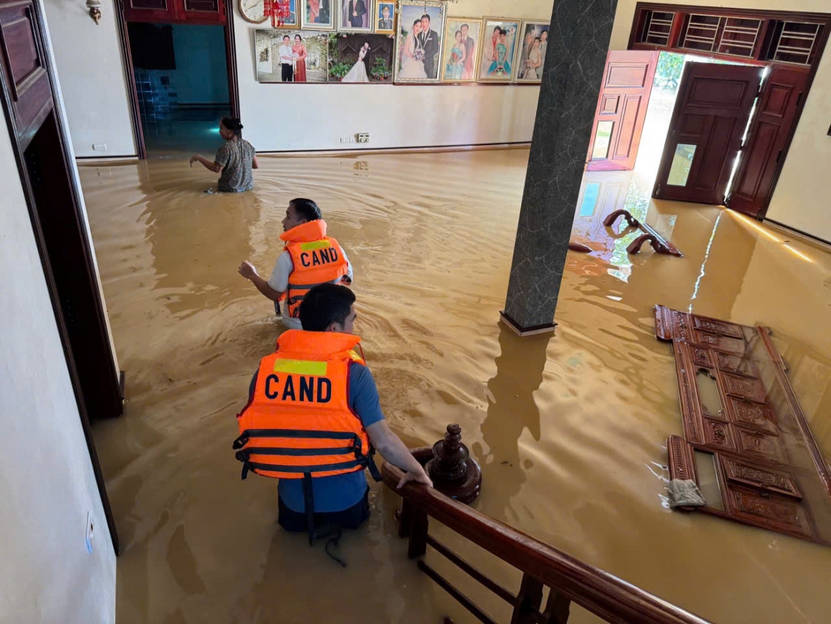 cong an ngam minh trong nuoc lu, gat lua giup dan ngoai thanh ha noi hinh anh 12