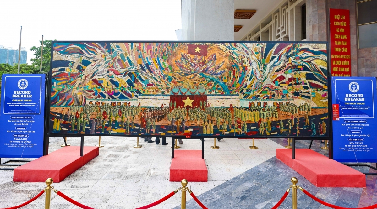 guinness world records honours world s largest lacquer painting in hanoi picture 1