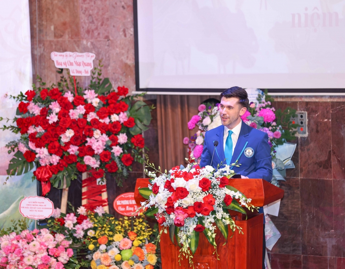 guinness world records honours world s largest lacquer painting in hanoi picture 3