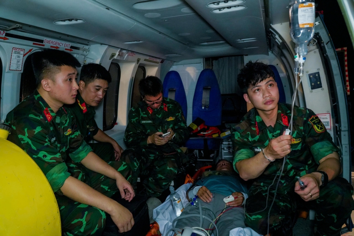 truc thang vuot dem cap cuu benh nhan nhoi mau co tim o dao thuyen chai hinh anh 2