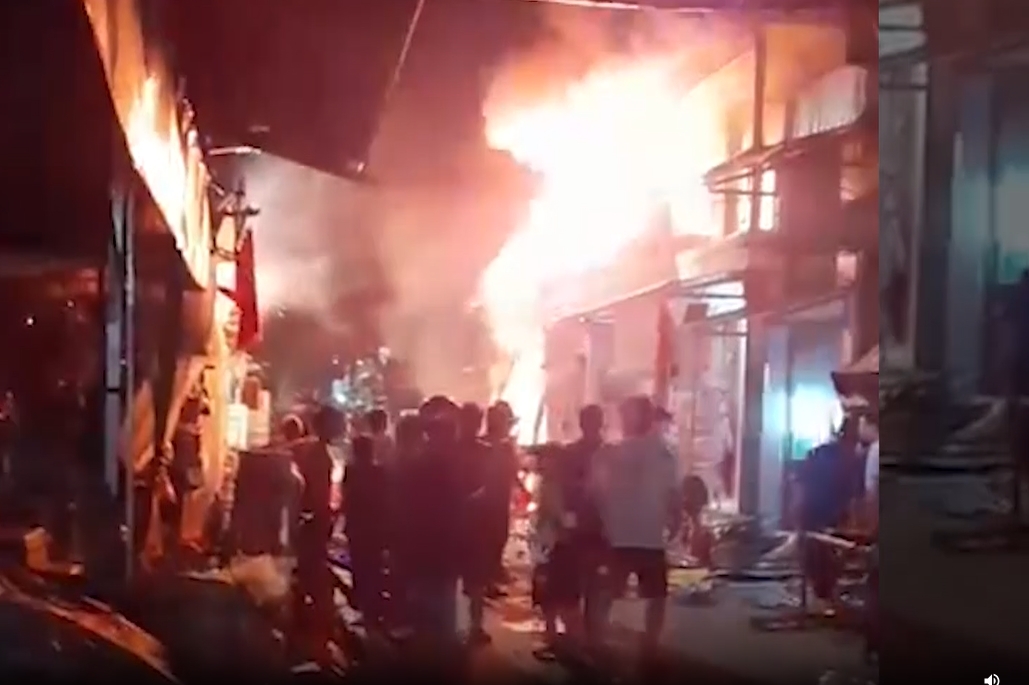 Cháy lớn ở chợ xã U Minh Thượng thiêu rụi 5 căn nhà