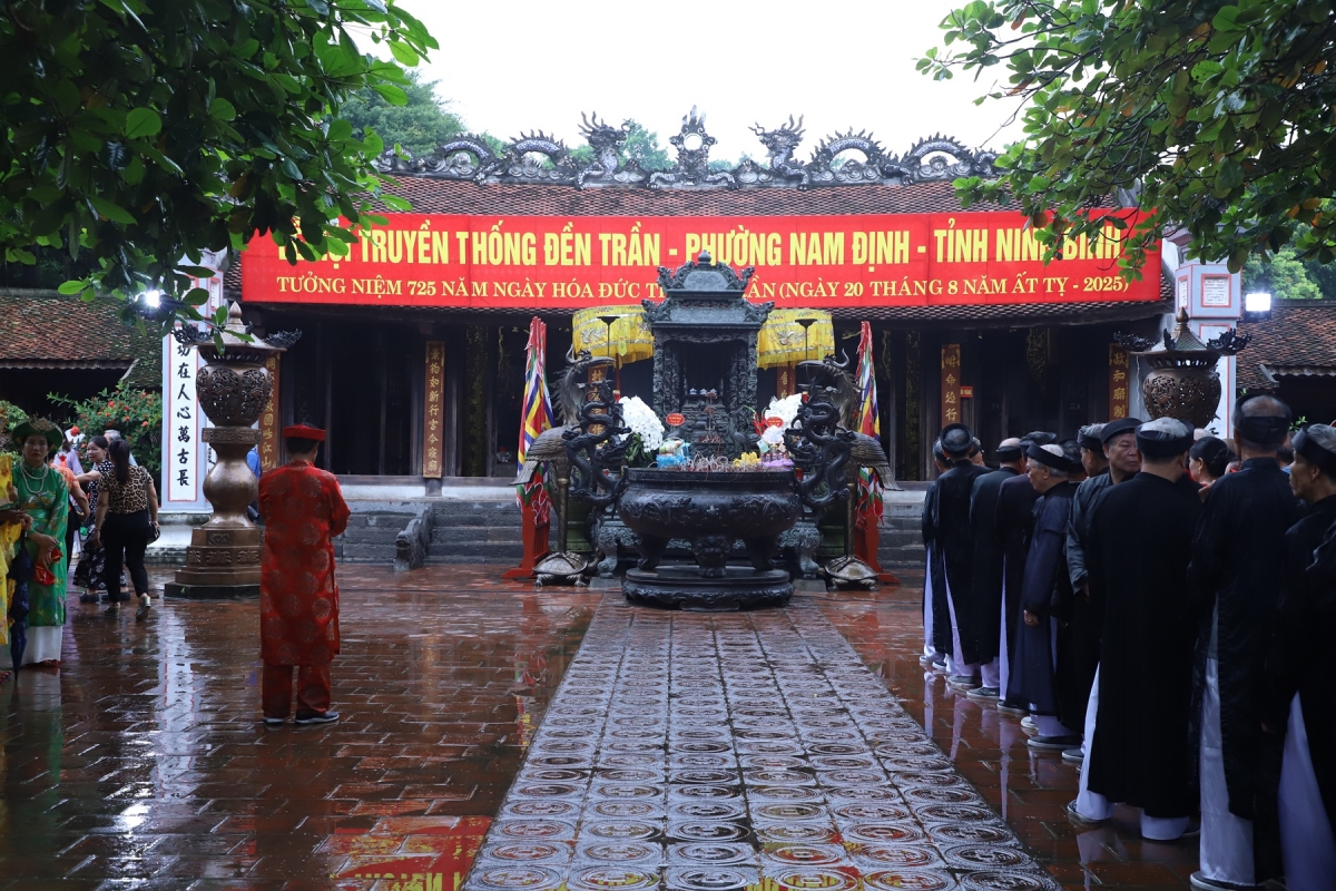 Về miền đất linh thiêng, hòa nhịp cùng lễ hội 725 năm ngày hóa Đức Thánh Trần