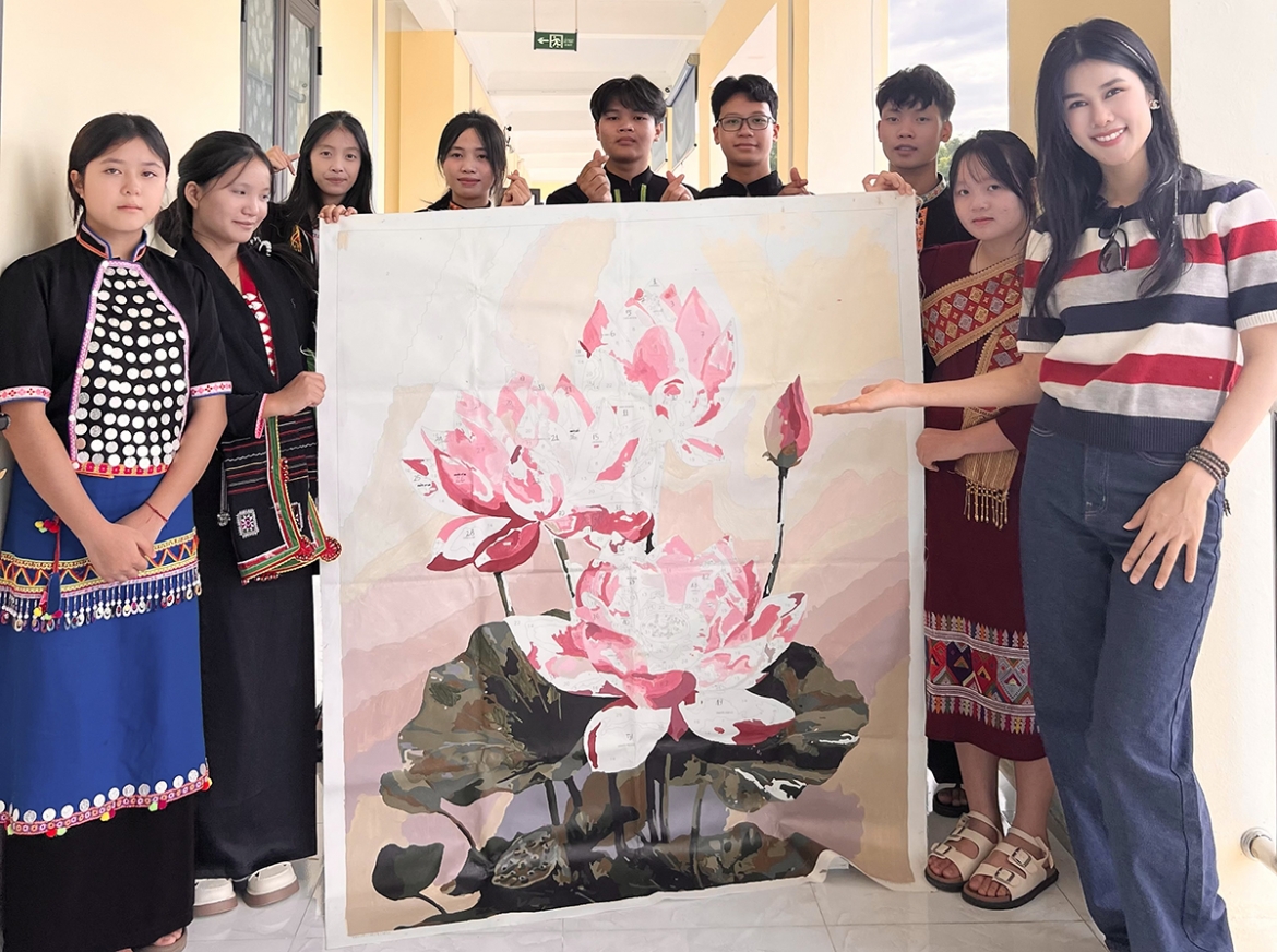 buc tranh hoa sen dac biet duoc ve tu ban tay 54 dan toc cua nu ca si viet hinh anh 3