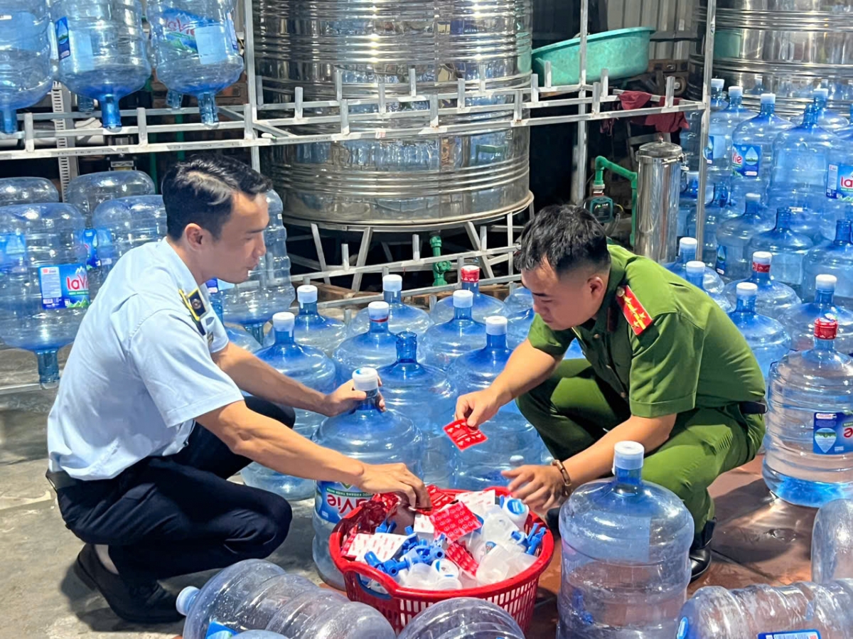 bắt đối tượng bán ra thị trường 20.000 bình nước lavie giả hình ảnh 2 bat doi tuong ban ra thi truong 20.000 binh nuoc lavie gia hinh anh 2