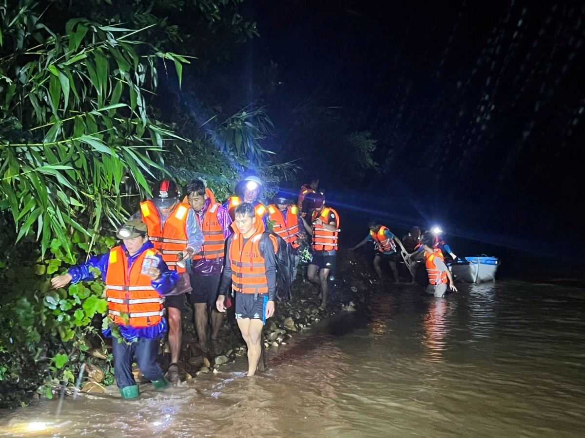Quảng Trị: Giải cứu 6 người dân đi làm rừng bị nước lũ cô lập
