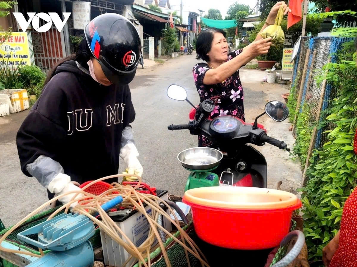 the life of fisherfolk during the floating season in the mekong delta picture 7