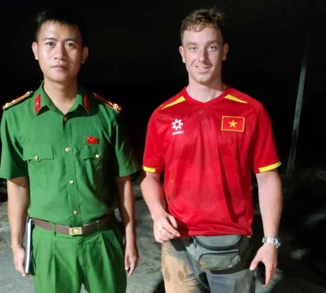 dutch tourists rescued after getting lost in quang tri forest picture 1