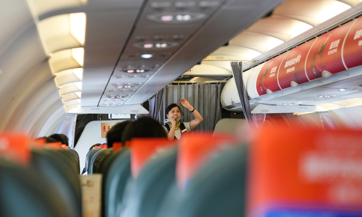 Hãng hàng không Trung Quốc gây xôn xao khi tuyển tiếp viên đã kết hôn và sinh con