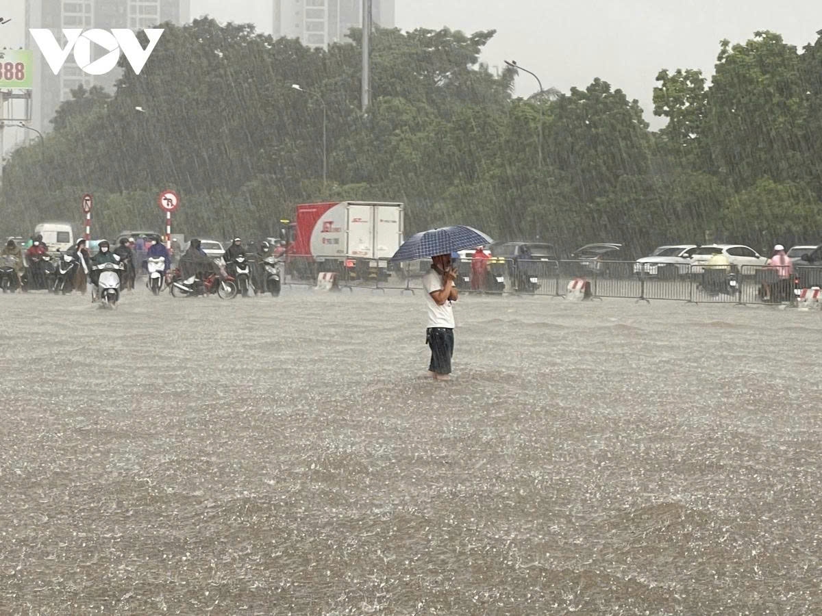 Do ảnh hưởng của hoàn lưu bão số 10, Hà Nội mưa lớn kéo dài, nhiều khu vực rơi vào tình trạng ngập nặng. Do ảnh hưởng của hoàn lưu bão số 10, Hà Nội mưa lớn kéo dài, nhiều khu vực rơi vào tình trạng ngập nặng.