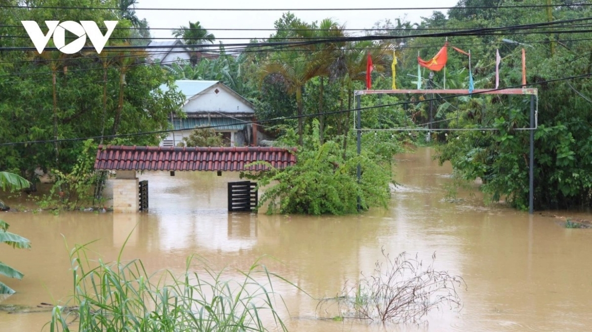 mua lon don dap tu ha tinh den Da nang, nguy co lu quet va sat lo dat o quang ngai hinh anh 1
