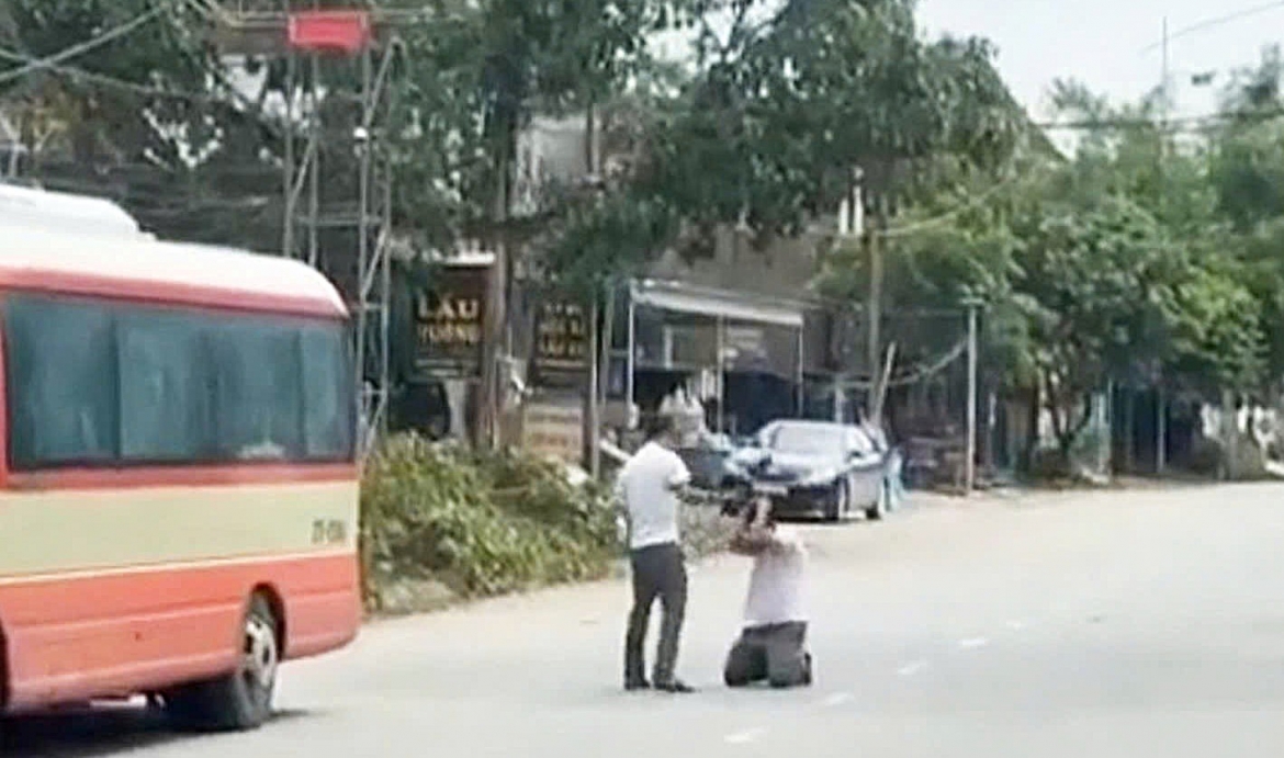nguoi danh tai xe xe buyt, bat quy giua duong bi tam giu hinh su hinh anh 1