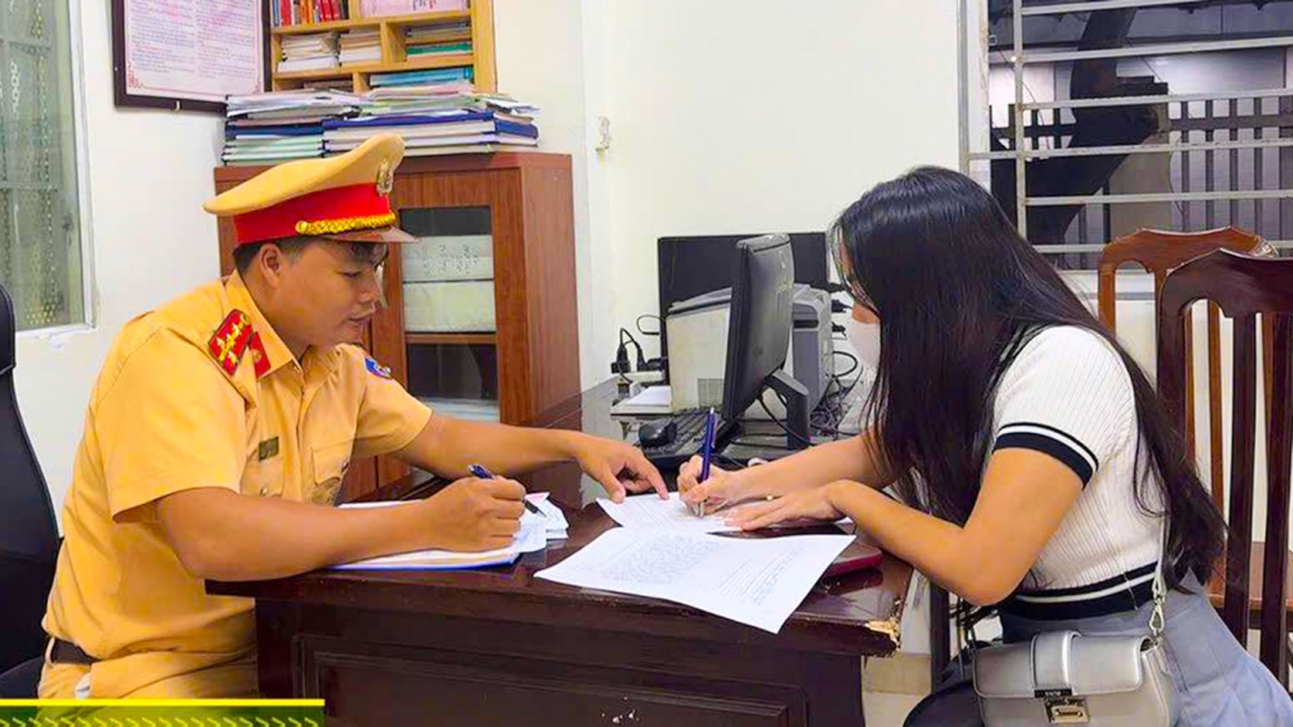 Di xe may vua nghe dien thoai, nguoi phu nu nhan phat 1,4 trieu dong hinh anh 1
