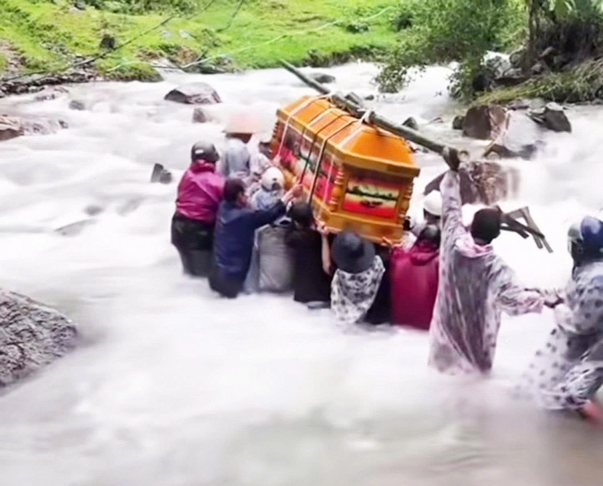 Người dân vùng cao Đà Nẵng khiêng quan tài vượt dòng nước lũ đi chôn cất