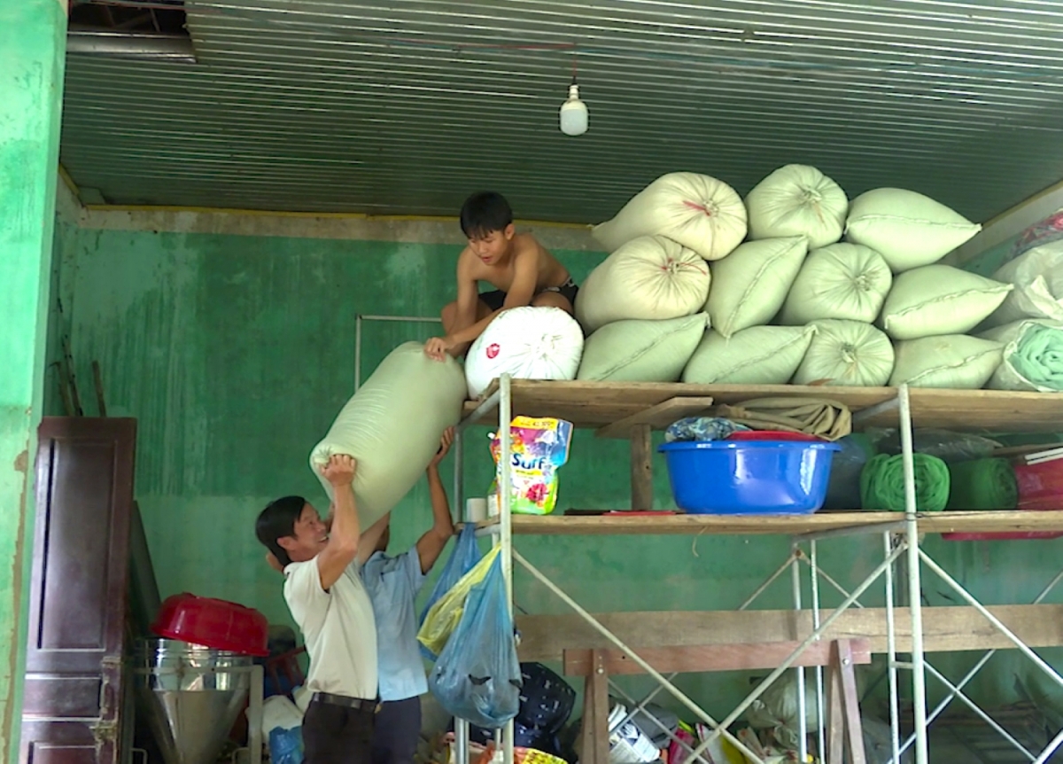 Người dân ở rốn lũ Quảng Trị chuẩn bị thuyền, kê cao tài sản ứng phó với mưa lũ