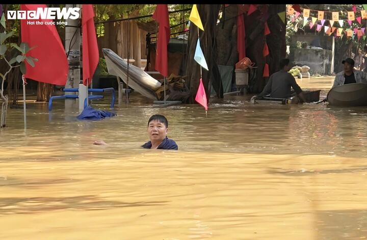 Nước sông Cầu dâng kỷ lục, hơn 8.000 người dân làng cổ Thổ Hà bị cô lập