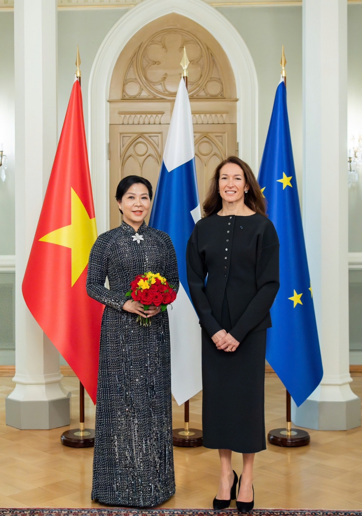 phu nhan cua tong bi thu tham thu vien trung tam oodi va tang tu sach tieng viet hinh anh 1