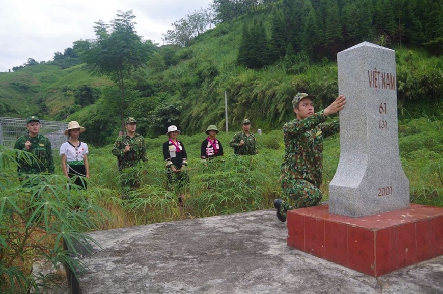 người uy tín - cầu nối giữa ý Đảng và lòng dân nơi biên giới pa tần hình ảnh 1 nguoi uy tin - cau noi giua y Dang va long dan noi bien gioi pa tan hinh anh 1