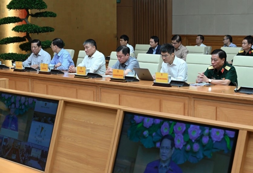 pm chinh orders swift action to address flood damage in central vietnam picture 3