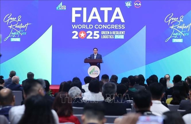 Vietnam ready to be reliable partner of global logistics business community: PM