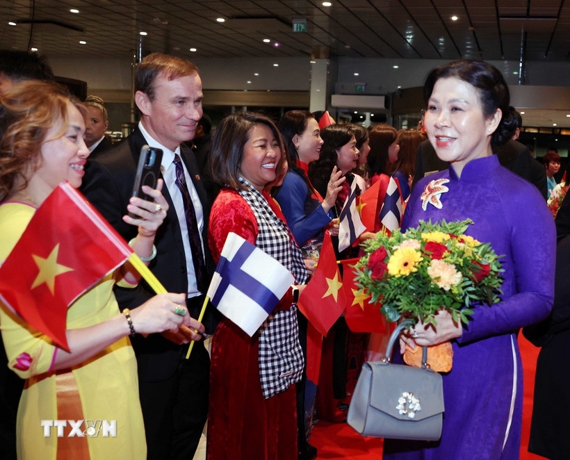 phu nhan tong bi thu to lam tham lop hoc tieng viet tai truong lien cap o phan lan hinh anh 1
