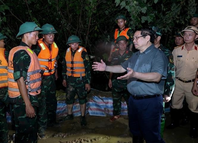 pm inspects flood response in hanoi s riverside areas overnight picture 1