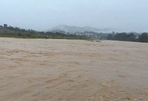 nguoi dan ong mat tich khi danh bat ca tren song po ko trong lu hinh anh 1