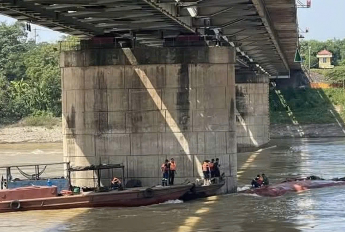 Thợ lặn tiếp cận tàu chìm tại chân cầu Việt Trì tìm 2 vợ chồng chủ tàu mất tích