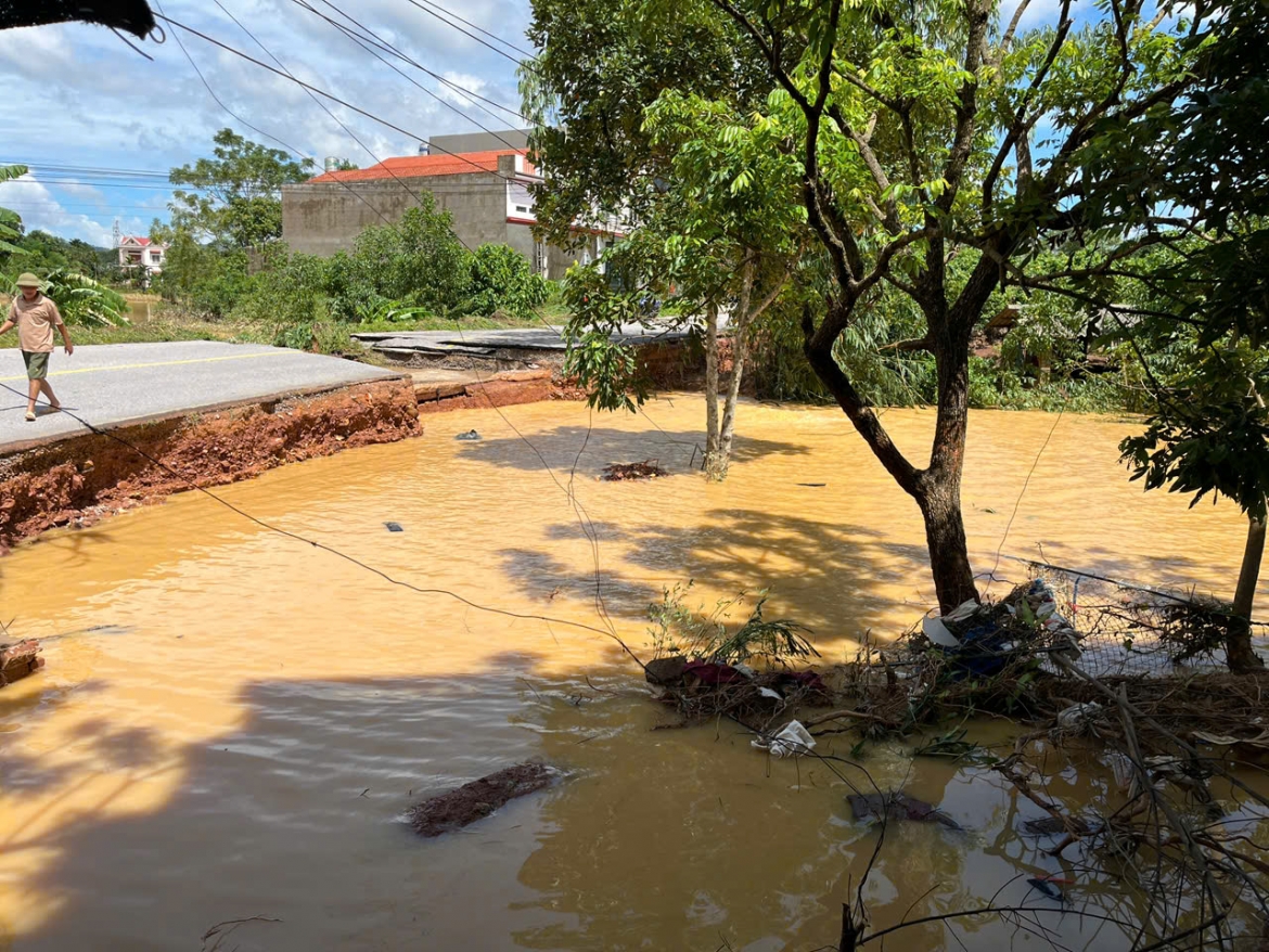 pho thu tuong nguyen hoa binh kiem tra hien truong, chi dao khac phuc vo de boi hinh anh 2