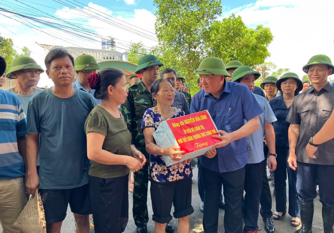 pho thu tuong nguyen hoa binh kiem tra hien truong, chi dao khac phuc vo de boi hinh anh 3