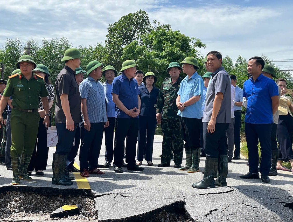 pho thu tuong nguyen hoa binh kiem tra hien truong, chi dao khac phuc vo de boi hinh anh 1
